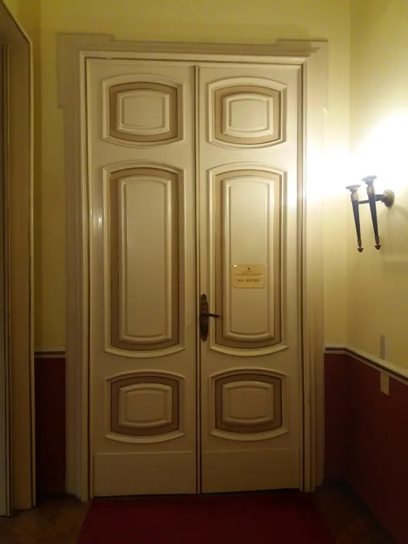 Портална врата в бяло
